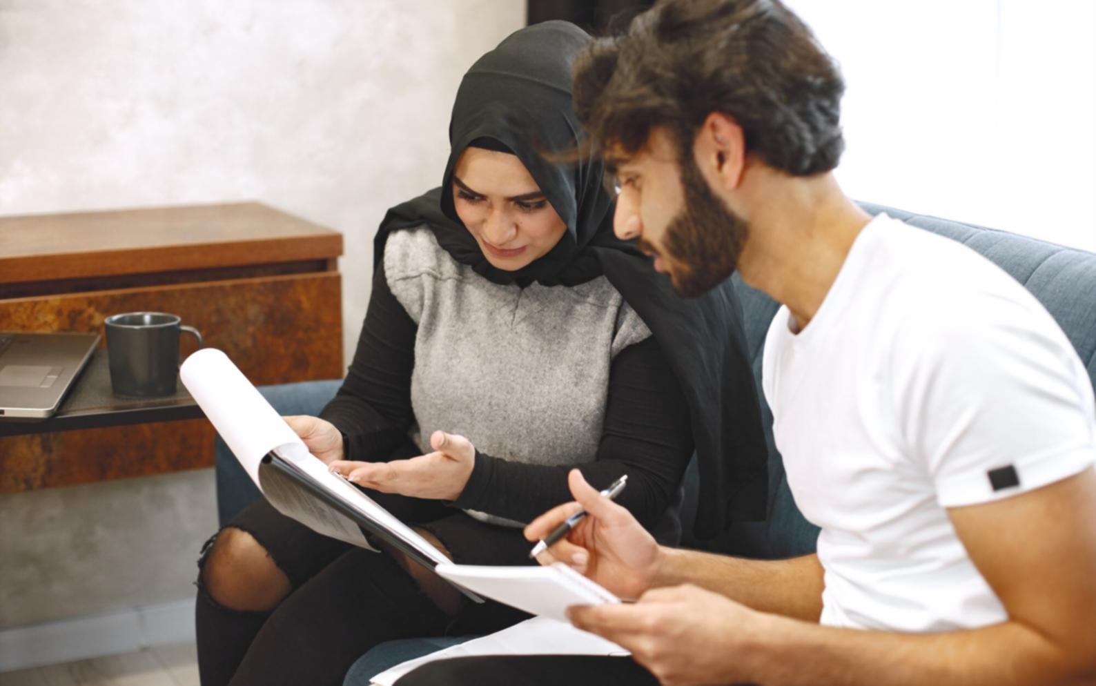 Profesionales trabajando en análisis financiero